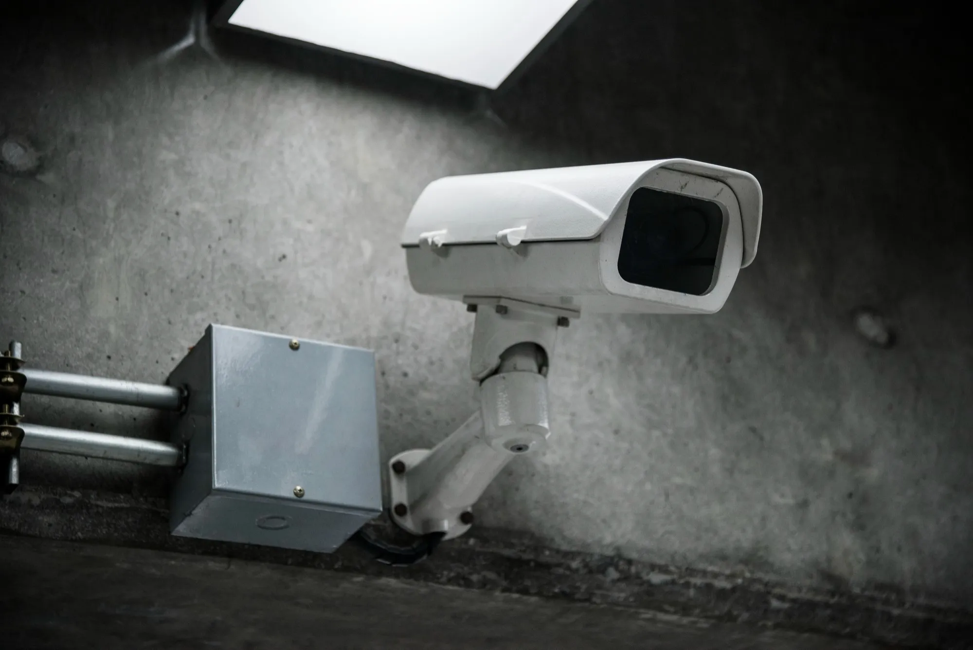 Cámara de seguridad CCTV instalada en una pared